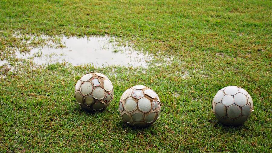 "Балалар тобан аяқ болады". Жамбыл облысында футбол алаңдары бір жыл өтпей жарамсыз күйге түскен