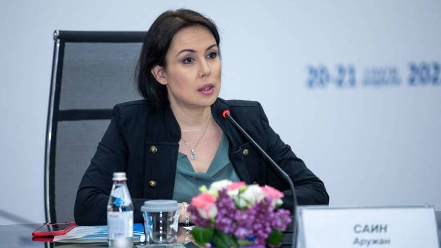 Аружан Саин: Оқушылар мектепте тегін тамақтанып, тегін форма киуі қажет