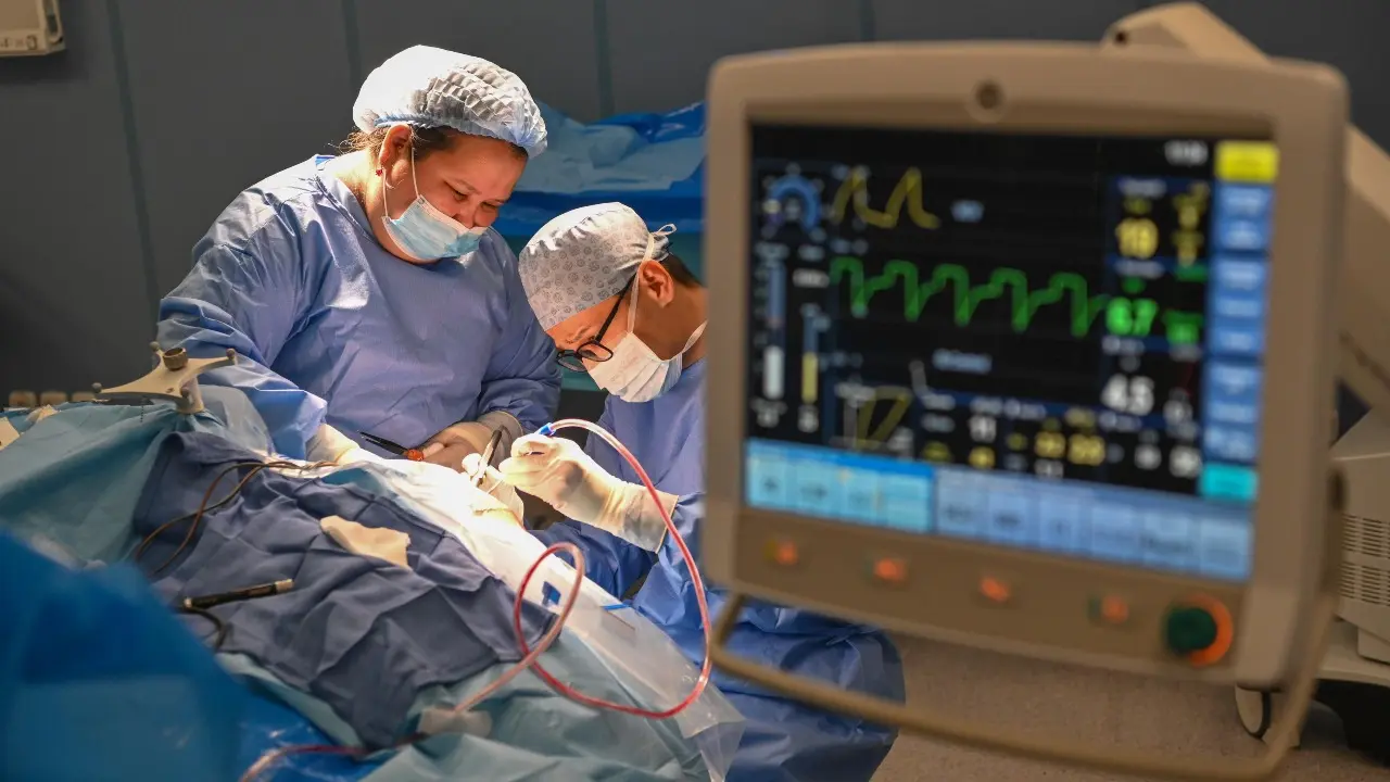 Абылай Серікбай ота жасап жатыр. Фото: ҚР ПІБ Медициналық орталығы