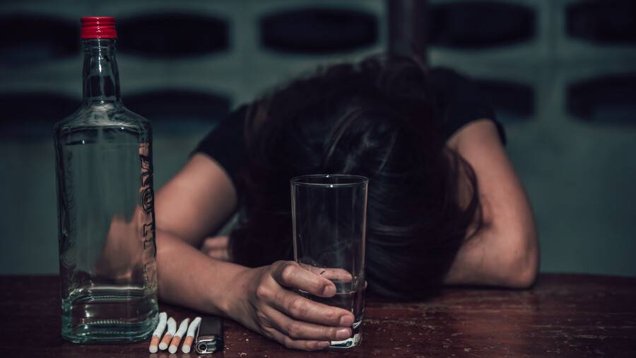 "Арақты қою үшін бармаған жерім жоқ". Анонимді алкоголиктер тобындағы әйелдің хикаясы
