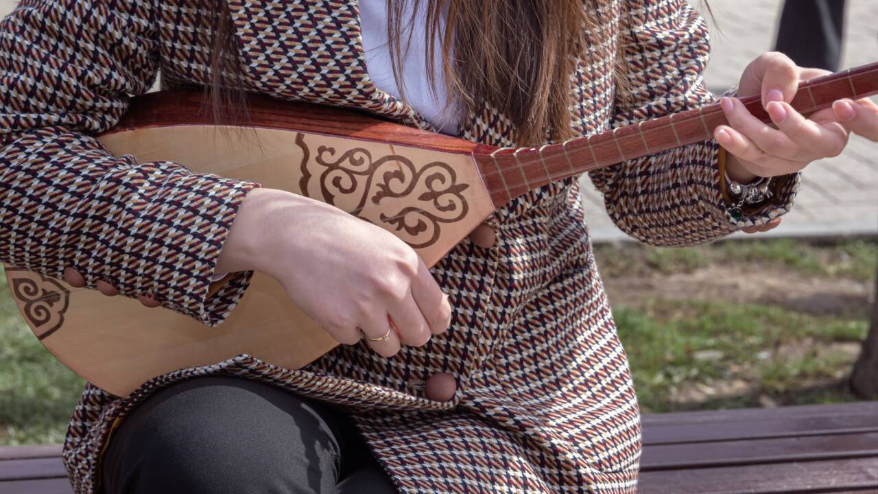 "Әуе компанияларына сәлем айтыңыз". Ринат Зайытов ұшаққа домбыра алып кіруге рұқсат беруді талап етті