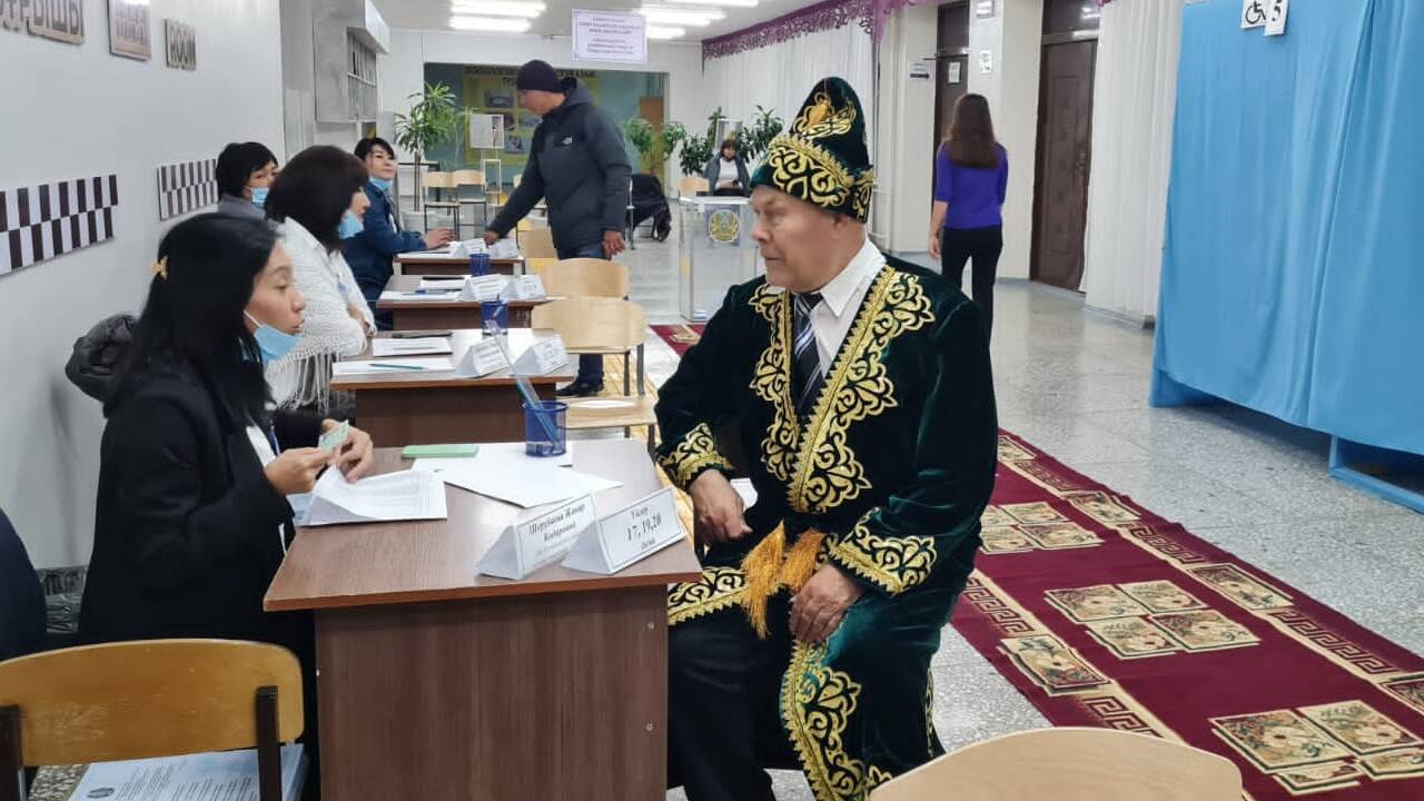 Ақтау тұрғыны Валентин Байдаков сайлау учаскесіне шапан киіп келіп, тәнті етті