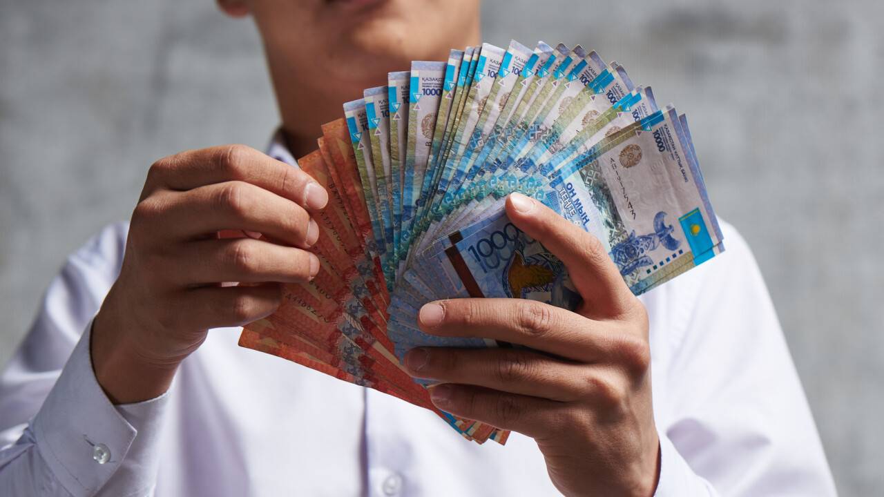 Күтуші, курьер, промоутер. Жасөспірімдер жазда жұмыс істегені үшін қанша жалақы алады?