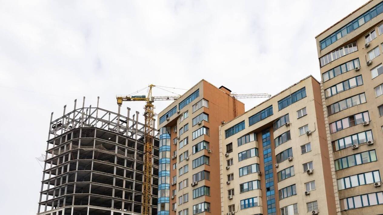 "Сырты бүтін, іші түтін". Атырауда мемлекеттік бағдарламамен салынған үйлердің сапасы сын көтермейді