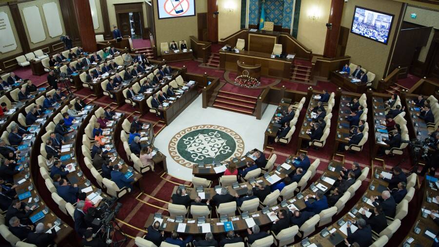 Парламент президентті бір мерзімге сайлайтын жүйені жақтап дауыс берді