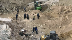 "Детали очень важны". Зачем спасатели извлекают провалившийся под землю автобус в Павлодарской области