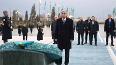 Токаев возложил цветы к монументу Независимости Узбекистана