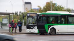 В Астане отменили правило, по которому заходить в автобус можно было только через переднюю дверь