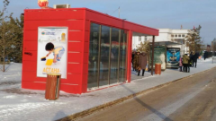 Двое нетрезвых мужчин повредили тёплую остановку в Астане