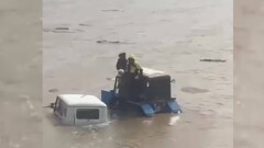 Прятались на крышах: 12 человек спасли на вертолёте в затопленном селе в Костанайской области