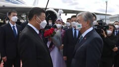Президент Токаев встретил Си Цзиньпина в аэропорту Нур-Султана
