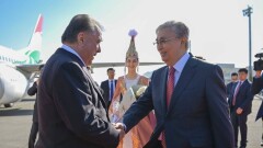 Токаев встретил Рахмона в аэропорту Астаны