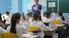 Опрос учителей: в каких регионах Казахстана чаще всего нарушают права педагогов