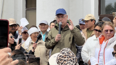 К митингующим после паводков жителям Кульсары вышел аким Атырауской области