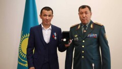"Не мужество, а долг гражданина". В столице наградили мужчину, который спас девочку от падения из окна