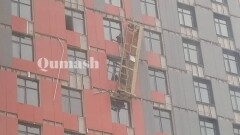 Двое рабочих сорвались с 14-го этажа в Астане. Один из них погиб на месте