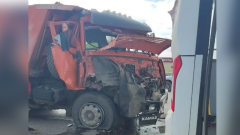 Грузовик врезался в пассажирский автобус в Уральске