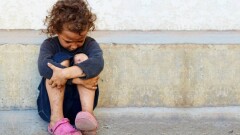 Нуждающиеся в тёплой одежде многодетные матери собрались у церкви в Алматы