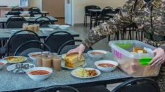 Работница столовой избежала реального срока после отравления солдат в Шымкенте