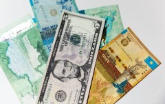 Курс доллара продолжил рост на торгах, с начала марта тенге ослаб на 5%