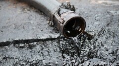 При утечке на АНПЗ разлилось 30 тонн бензина, но его удалось собрать