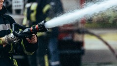 Спасатели эвакуировали 12 человек из горящего дома в Алматы
