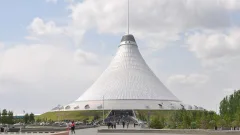 К "Хан Шатыру" в Астане стянулись пожарные машины, эвакуируют людей. Что случилось?