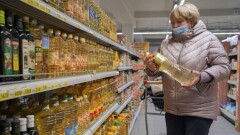 "Незаконно". Глава Минфина отреагировал на ценники в рублях в магазинах Астаны