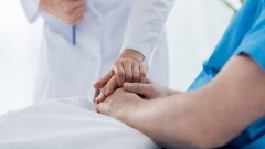 "Начал самостоятельно есть". Врачи рассказали о состоянии выжившего после падения промальпиниста