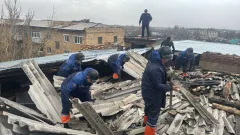 Сильный ветер сорвал кровли четырёх домов, офиса и ЦОНа в Карагандинской области