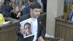 "Он тебя убьёт". Брат погибшей Салтанат Нукеновой показал в суде её фото с побоями на лице
