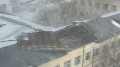 Крышу "Аграрки" сорвало ветром в Астане: корпус вуза не ремонтировали 67 лет