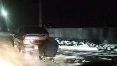 Дети катались на санях, прицепленных к авто в Жамбылской области
