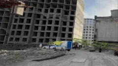 Строительный кран упал в Алматы, погиб рабочий