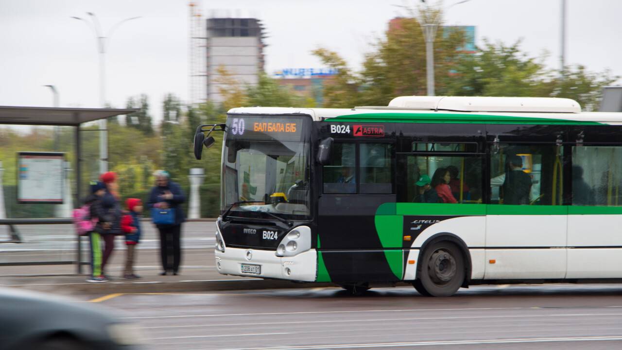 В Астане отменили правило, по которому заходить в автобус можно было только  через переднюю дверь | informburo.kz