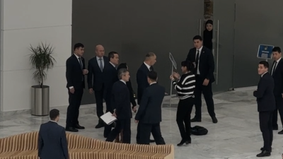 "Помогите". Фермер из Караганды прорвалась через охрану к премьер-министру Смаилову