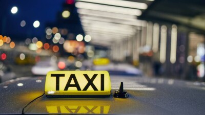 Таксиста наказали за то, что он перевёз иностранца на 150 метров в Астане