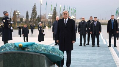 Токаев возложил цветы к монументу Независимости Узбекистана