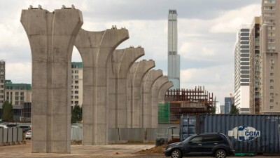 Эвакуатор врезался в конструкцию ЛРТ в Астане. Как это повлияет на строительство