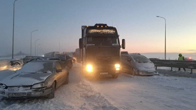 Рейсовый автобус и 16 легковых авто столкнулись на трассе в Карагандинской области