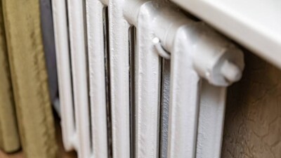 Аким СКО пообещал уголь жителям дома в Мамлютке, которые жгут мусор, чтобы согреться