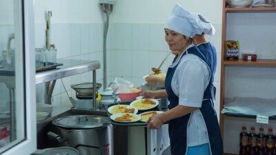 Маслихат: Школы Астаны потратили на премии неиспользованные деньги на питание учеников