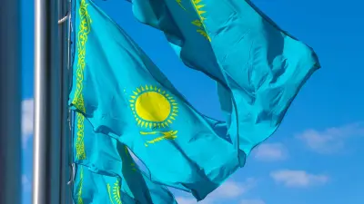 Скандальное фото с флагом Казахстана: суд наказал родителей ещё одной несовершеннолетней девушки