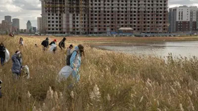 Озеро Талдыколь ещё раз очистили с помощью специальных шаров в Астане