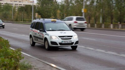 Госслужащим в Казахстане хотят разрешить подрабатывать. Например, таксистами