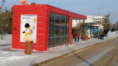 Двое нетрезвых мужчин повредили тёплую остановку в Астане