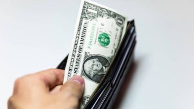 Лже-владелец обменного пункта украл у жительницы Алматы 80 тысяч долларов