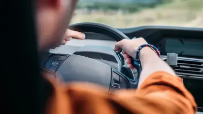 Житель Астаны умер за рулём, автомобиль занесло на тротуар