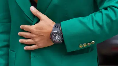 В Италии с рук британского лорда сорвали часы за 123 млн тенге 