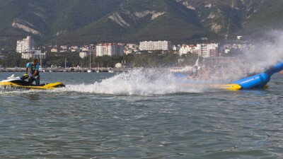 На Иссык-Куле скутер в воде наехал на отдыхающих. Два человека погибли